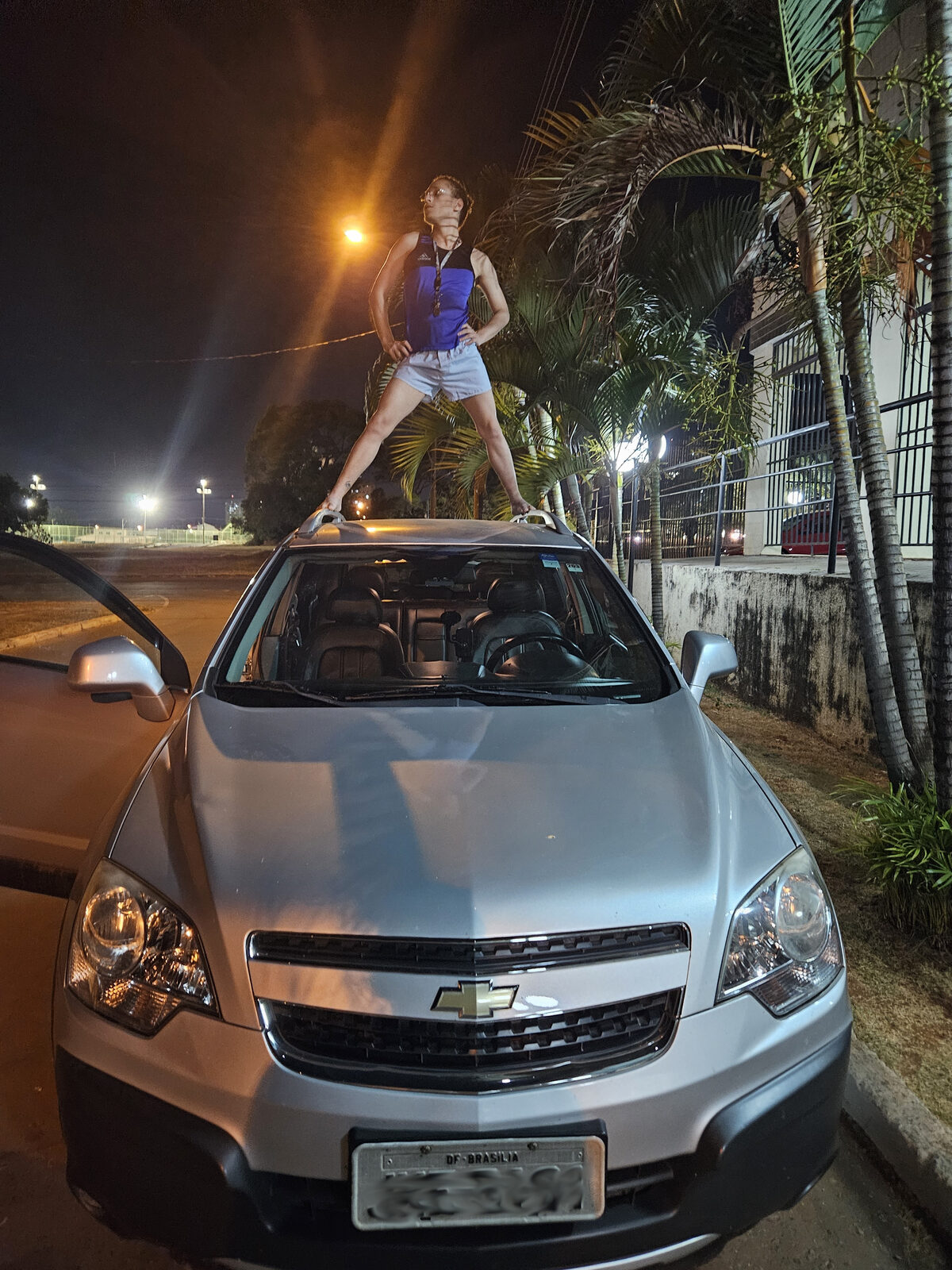 Alguém em pé sobre o teto da Captiva à noite — discrição nunca foi o forte da família